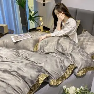 Luxe satijn katoenen beddengoed met gouden afwerking en geborduurde details